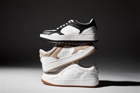 alo yoga recovery mode sneaker.